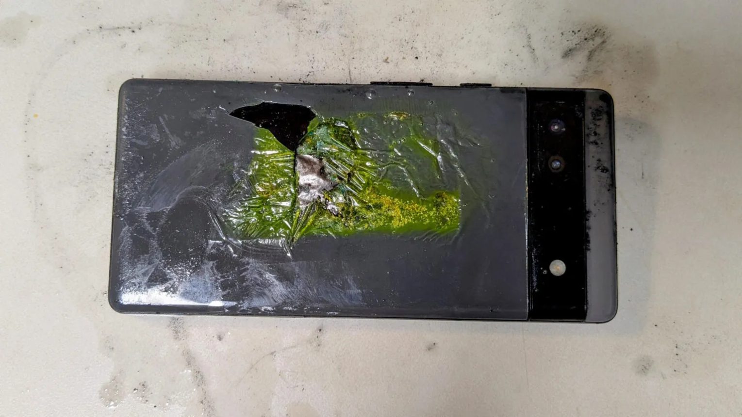 Egy felmérés szerint a legtöbben tudják, mit csináljanak, ha kigyullad a mobiljuk