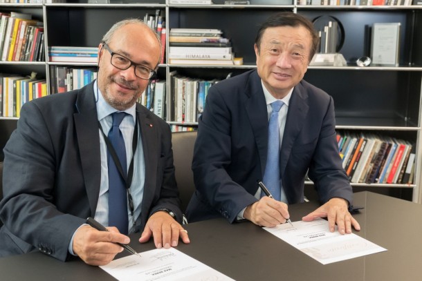 A megállapodást Ren Zhengfei, a Huawei alapítója és Dr. Andreas Kaufmann, a Leica Camera AG többségi tulajdonosa, a vállalat tanácsadó bizottságának elnöke írták alá